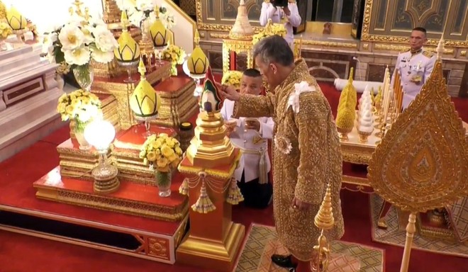 Vua Vajiralongkorn dừng bái Phật ở nơi ngự pho tượng Phật được tôn kính bậc nhất Thái Lan - Ảnh 2.