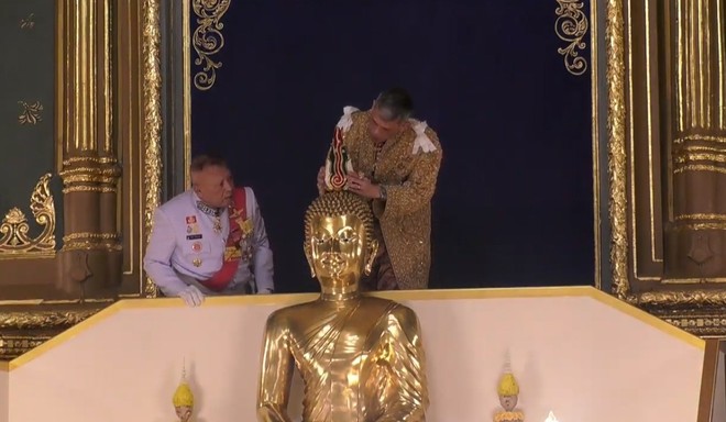 Vua Vajiralongkorn dừng bái Phật ở nơi ngự pho tượng Phật được tôn kính bậc nhất Thái Lan - Ảnh 3.