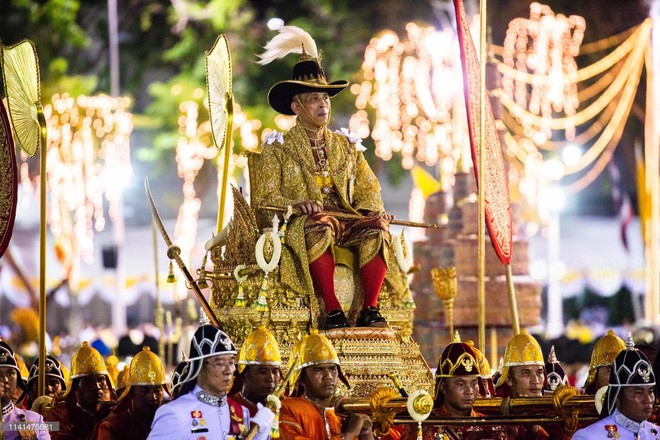 Vua Vajiralongkorn dừng bái Phật ở nơi ngự pho tượng Phật được tôn kính bậc nhất Thái Lan - Ảnh 1.