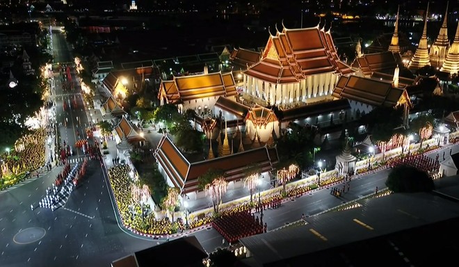 Vua Vajiralongkorn dừng bái Phật ở nơi ngự pho tượng Phật được tôn kính bậc nhất Thái Lan - Ảnh 2.