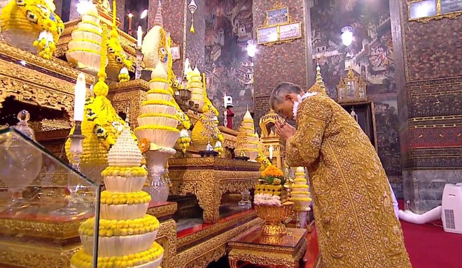 Vua Vajiralongkorn dừng bái Phật ở nơi ngự pho tượng Phật được tôn kính bậc nhất Thái Lan - Ảnh 2.