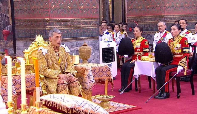 Vua Vajiralongkorn dừng bái Phật ở nơi ngự pho tượng Phật được tôn kính bậc nhất Thái Lan - Ảnh 1.