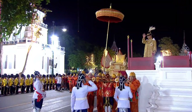 Vua Vajiralongkorn dừng bái Phật ở nơi ngự pho tượng Phật được tôn kính bậc nhất Thái Lan - Ảnh 1.