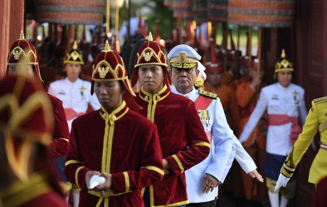 Vua Vajiralongkorn dừng bái Phật ở nơi ngự pho tượng Phật được tôn kính bậc nhất Thái Lan - Ảnh 3.