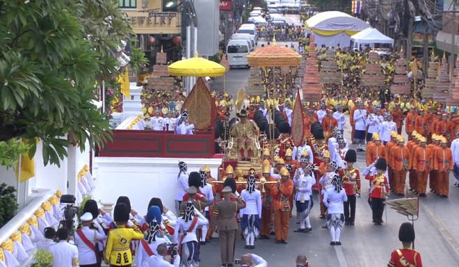 Vua Vajiralongkorn dừng bái Phật ở nơi ngự pho tượng Phật được tôn kính bậc nhất Thái Lan - Ảnh 1.