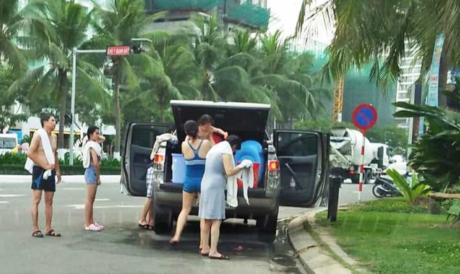 Chính quyền Đà Nẵng tìm kiếm gia đình tắm trên đường phố ven biển - Ảnh 1.