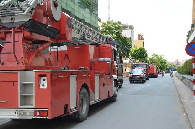 Cháy tại chung cư The Vista An Phú ở Sài Gòn, 1 chiến sĩ PCCC bị ngạt khói - Ảnh 2.