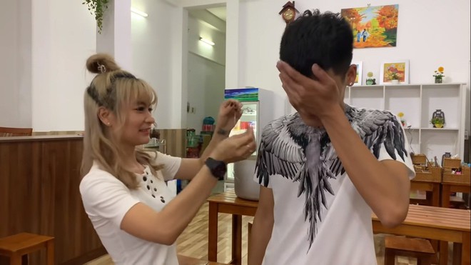 Mạc Văn Khoa được Bạn Gai Tặng Day Chuyền đồng Hồ Tại Quan Bun đậu