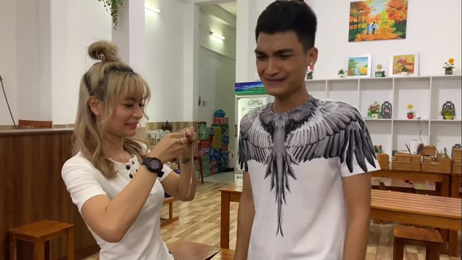 Mạc Văn Khoa được bạn g&aacute;i tặng d&acirc;y chuyền, đồng hồ tại qu&aacute;n b&uacute;n đậu - Ảnh 3.