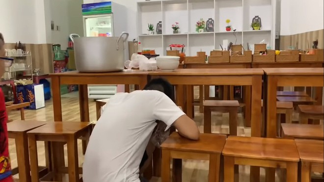 Mạc Văn Khoa được bạn g&aacute;i tặng d&acirc;y chuyền, đồng hồ tại qu&aacute;n b&uacute;n đậu - Ảnh 5.