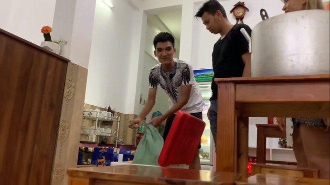 Mạc Văn Khoa được bạn g&aacute;i tặng d&acirc;y chuyền, đồng hồ tại qu&aacute;n b&uacute;n đậu - Ảnh 7.