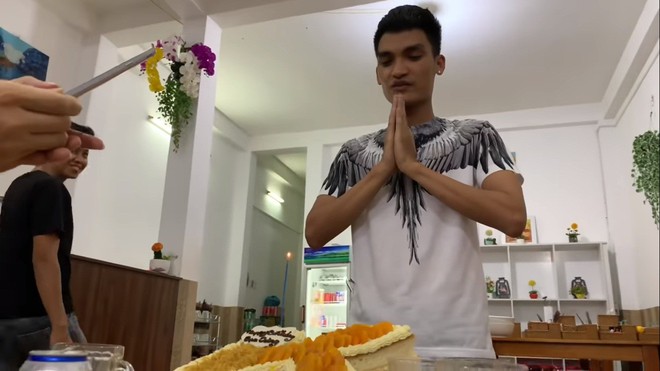 Mạc Văn Khoa được bạn g&aacute;i tặng d&acirc;y chuyền, đồng hồ tại qu&aacute;n b&uacute;n đậu - Ảnh 1.