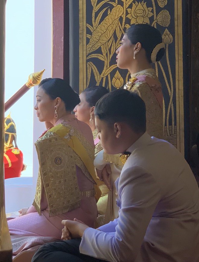 Khoảnh khắc đắt giá của hoàng hậu Thái Lan tại lễ đăng quang của vua - Ảnh 1.