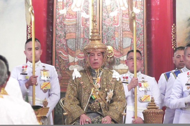 Khoảnh khắc đắt giá của hoàng hậu Thái Lan tại lễ đăng quang của vua - Ảnh 2.