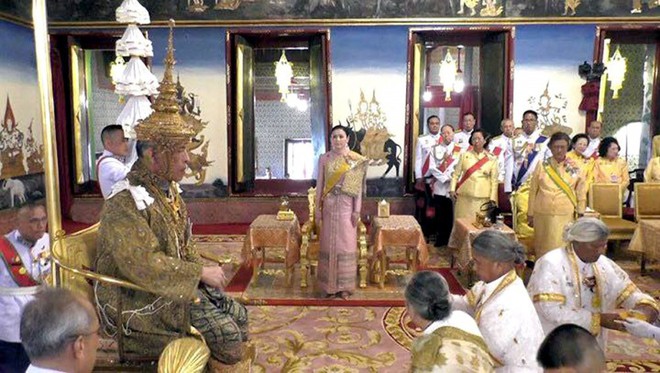 Khoảnh khắc đắt giá của hoàng hậu Thái Lan tại lễ đăng quang của vua - Ảnh 3.