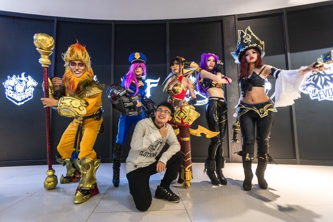 Ngắm nhìn dàn cosplay xinh đẹp làm nóng không khí trước thềm giải đấu MSI 2019 - Ảnh 7.