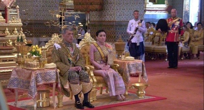 Khoảnh khắc đắt giá của hoàng hậu Thái Lan tại lễ đăng quang của vua - Ảnh 5.