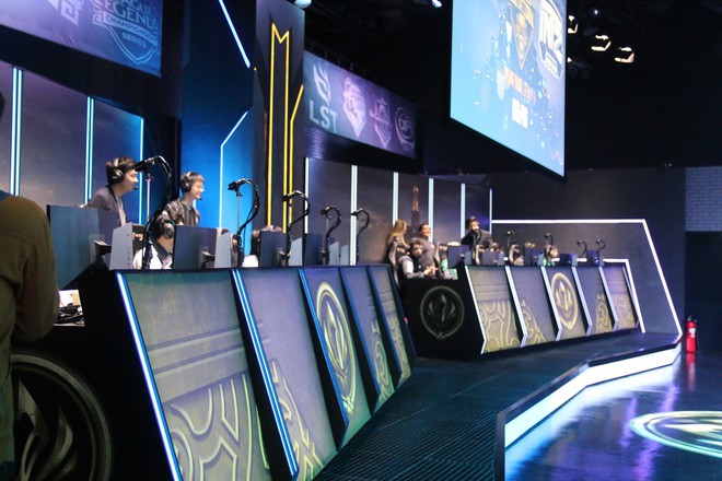 Ngắm nhìn dàn cosplay xinh đẹp làm nóng không khí trước thềm giải đấu MSI 2019 - Ảnh 15.