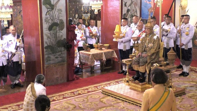 Khoảnh khắc đắt giá của hoàng hậu Thái Lan tại lễ đăng quang của vua - Ảnh 8.