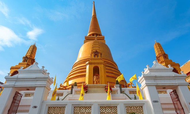 Vua Vajiralongkorn dừng bái Phật ở nơi ngự pho tượng Phật được tôn kính bậc nhất Thái Lan - Ảnh 2.