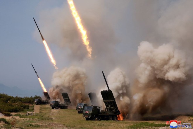 24h qua ảnh: Quân đội Triều Tiên diễn tập phóng tên lửa - Ảnh 3.