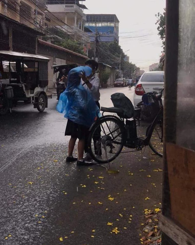 Hành động lãng mạn dưới cơn mưa của bé trai với cô bạn đi cùng khiến tất cả tan chảy - Ảnh 2.