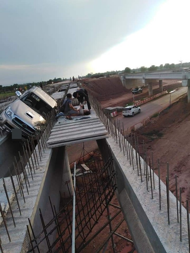 Hiện trường vụ tai nạn ảo nhất ngày: Ô tô bay lên chiếc cầu đang xây - Ảnh 2.