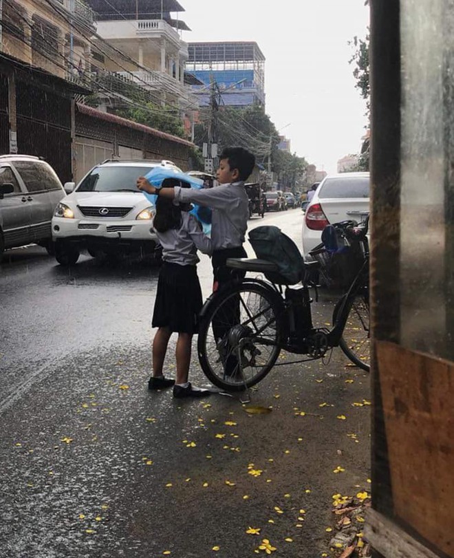 Hành động lãng mạn dưới cơn mưa của bé trai với cô bạn đi cùng khiến tất cả tan chảy - Ảnh 1.