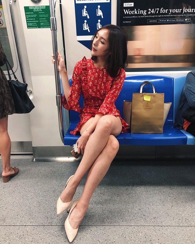 Bị chụp lén trên tàu điện ngầm vẫn thần thái hơn người nhưng danh tính cô nàng mới thực sự gây choáng - Ảnh 1.