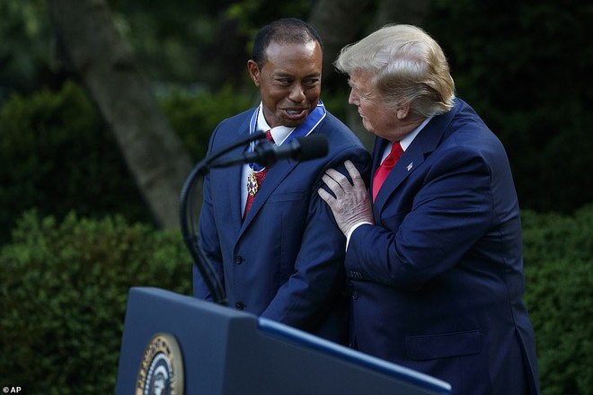 Tiger Woods rưng rưng nước mắt nhận Huân chương từ Tổng thống Trump - Ảnh 2.