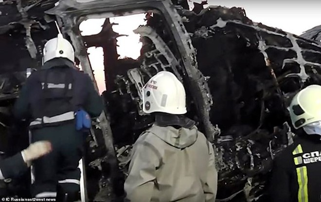 Thảm kịch máy bay Nga: Một hành khách cố lấy hành lý, chặn đường thoát hiểm - Ảnh 6.