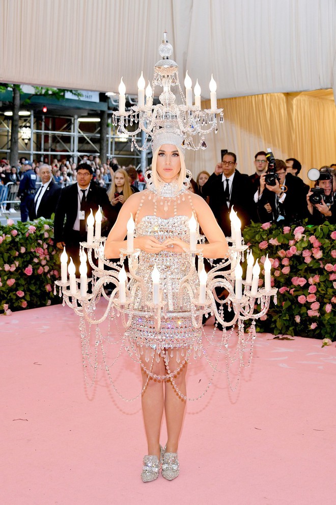 8 thánh làm lố đỉnh cao và khó đỡ nhất thảm đỏ Met Gala 2019: Chỉ có lồng lộn hơn, không có lồng lộn nhất! - Ảnh 8.