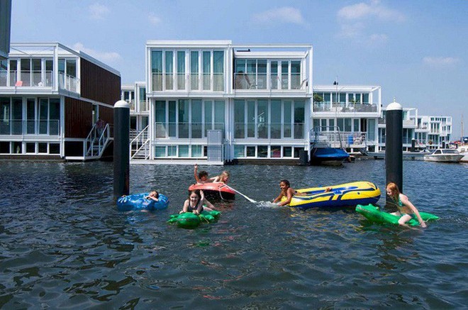 Chiêm ngưỡng cả trăm ngôi nhà được xây nổi trên mặt nước: Một quần thể kiến trúc đáng tự hào của thủ đô Amsterdam - Ảnh 8.