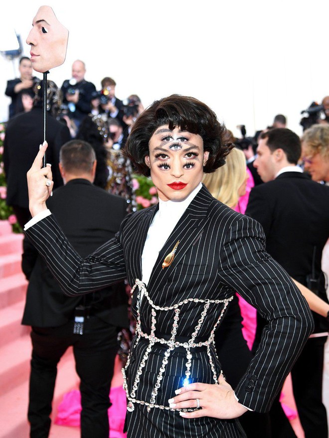 8 thánh làm lố đỉnh cao và khó đỡ nhất thảm đỏ Met Gala 2019: Chỉ có lồng lộn hơn, không có lồng lộn nhất! - Ảnh 9.