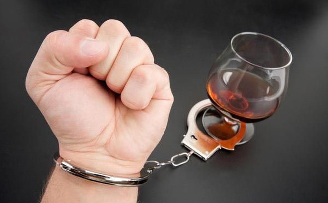 8 tác hại nghiêm trọng của rượu: Những giải pháp để hạn chế uống hoặc cai