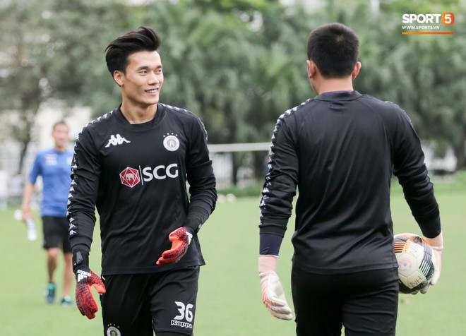 Bùi Tiến Dũng bất lực khi bị bạn thân Quang Hải ghi bàn trong buổi tập của Hà Nội FC - Ảnh 1.