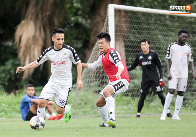 Bùi Tiến Dũng bất lực khi bị bạn thân Quang Hải ghi bàn trong buổi tập của Hà Nội FC - Ảnh 13.