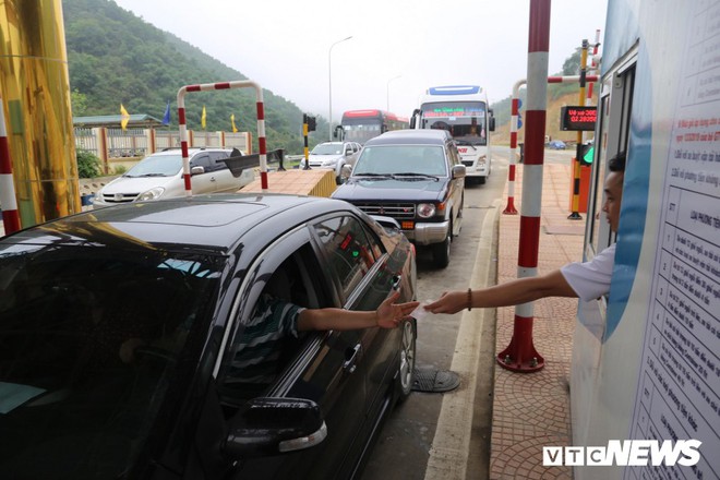 Ảnh: Dân mang ô tô ra chặn trạm BOT Hòa Lạc - Hòa Bình, tắc đường hàng cây số - Ảnh 3.