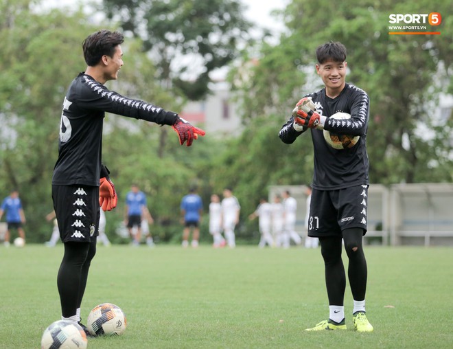 Bùi Tiến Dũng bất lực khi bị bạn thân Quang Hải ghi bàn trong buổi tập của Hà Nội FC - Ảnh 7.