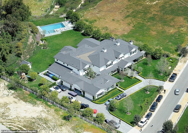 Biết nhà Kardashian giàu nhưng ai ngờ giàu đến độ này: Thầu hẳn khu đất khổng lồ xây 6 biệt thự trăm tỉ chỉ vì 1 lý do đơn giản - Ảnh 15.