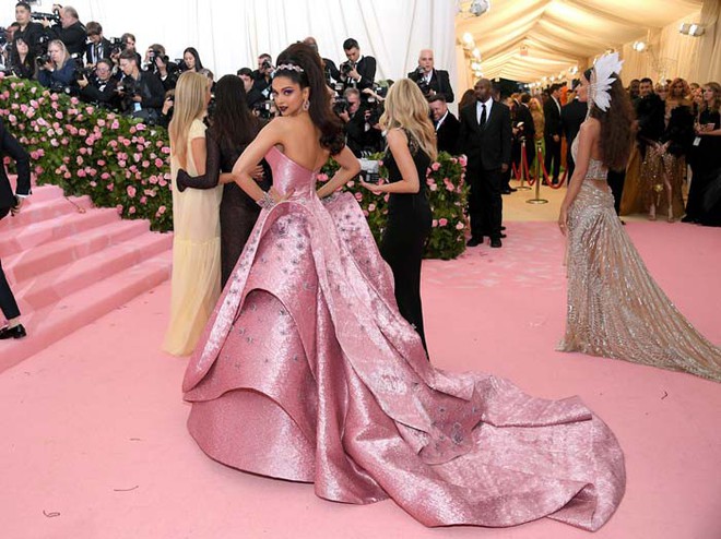 Dàn sao đổ bộ Met Gala với loạt phục sức “công nghệ cao” - Ảnh 9.