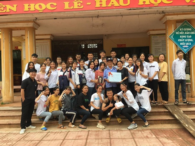 Học sinh cuối cấp chạy tới chỗ bác bảo vệ và hành động khiến dân mạng xôn xao: Thật bất ngờ - Ảnh 1.