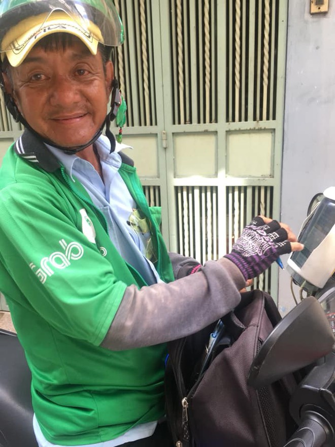 Người tài xế già rong ruổi khắp đường phố Sài Gòn với vật tự chế từ vỏ chai dầu gội gây xúc động - Ảnh 2.
