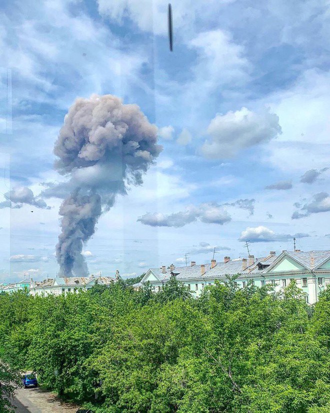 Nhà máy sản xuất thuốc nổ ở Nga rung chuyển vì 3 vụ nổ liên hoàn, khói đen kịt bầu trời - Ảnh 1.