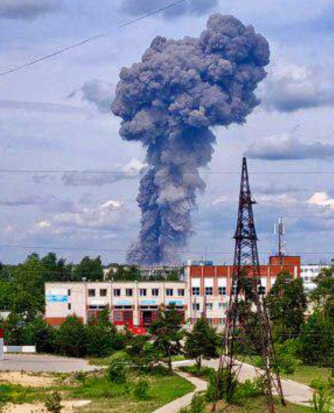 Nhà máy sản xuất thuốc nổ ở Nga rung chuyển vì 3 vụ nổ liên hoàn, khói đen kịt bầu trời - Ảnh 2.