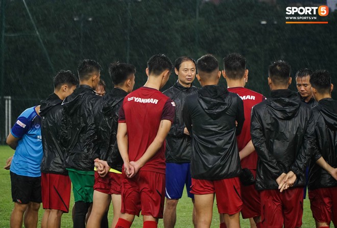 U23 Việt Nam tập luyện dưới trời mưa tầm tã trong ngày đầu hội quân - Ảnh 8.