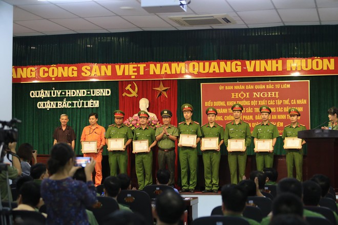 Nghẹt thở màn giải cứu nữ chủ tiệm cầm đồ bị thanh niên kề dao vào cổ khống chế - Ảnh 1.