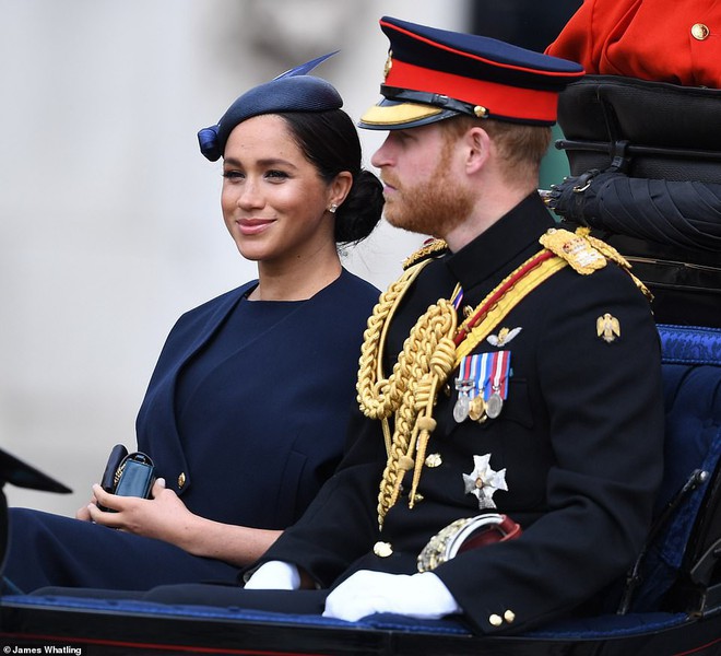 Khoảnh khắc Meghan Markle bị chìm nghỉm, lạc lõng giữa đại gia đình nhà chồng gây chú ý và nguyên do thực sự khiến ai cũng ngỡ ngàng - Ảnh 1.