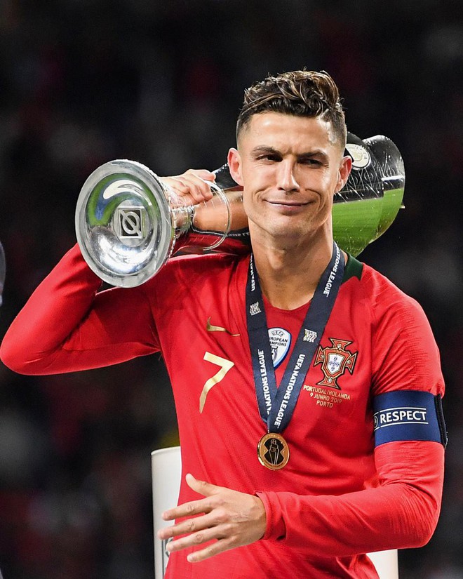 Biểu cảm hài hước của Ronaldo sau khi cùng đồng đội tuyển Bồ Đào Nha làm nên lịch sử ở UEFA Nations League - Ảnh 2.