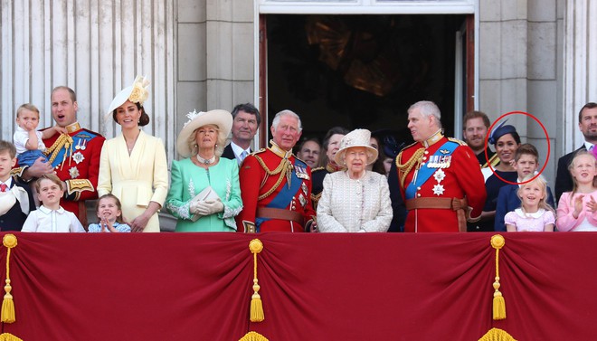 Khoảnh khắc Meghan Markle bị chìm nghỉm, lạc lõng giữa đại gia đình nhà chồng gây chú ý và nguyên do thực sự khiến ai cũng ngỡ ngàng - Ảnh 4.